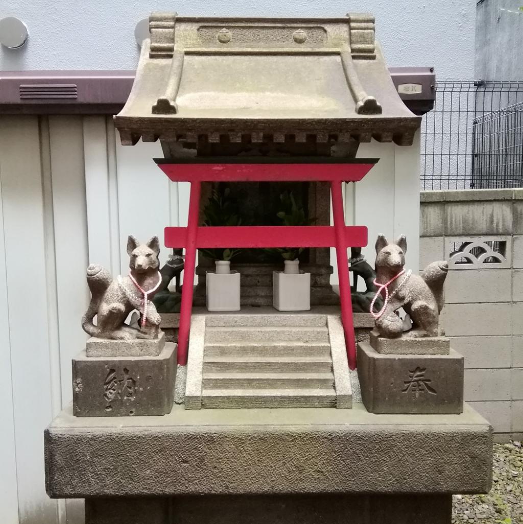  No.26 shrine with a quiet appearance that can be reached from Ningyocho Station.
 　~ Kawakami Inari Shrine~ 