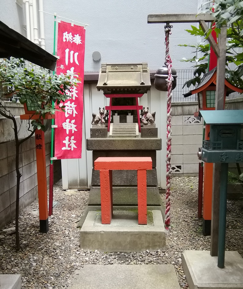  No.26 shrine with a quiet appearance that can be reached from Ningyocho Station.
 　~ Kawakami Inari Shrine~ 