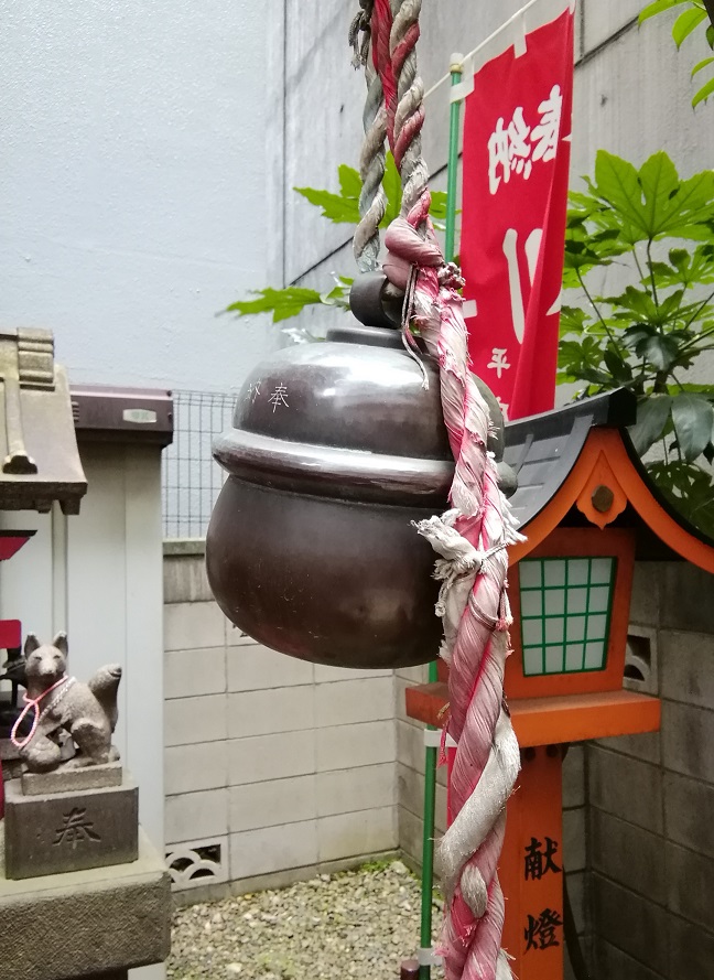  No.26 shrine with a quiet appearance that can be reached from Ningyocho Station.
 　~ Kawakami Inari Shrine~ 