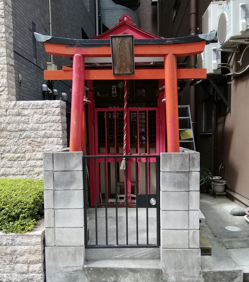 Tamao Inari Shrine No.28 with a quiet appearance that can be reached from Ningyocho Station.
 　~ Tamao Inari Shrine ~ 