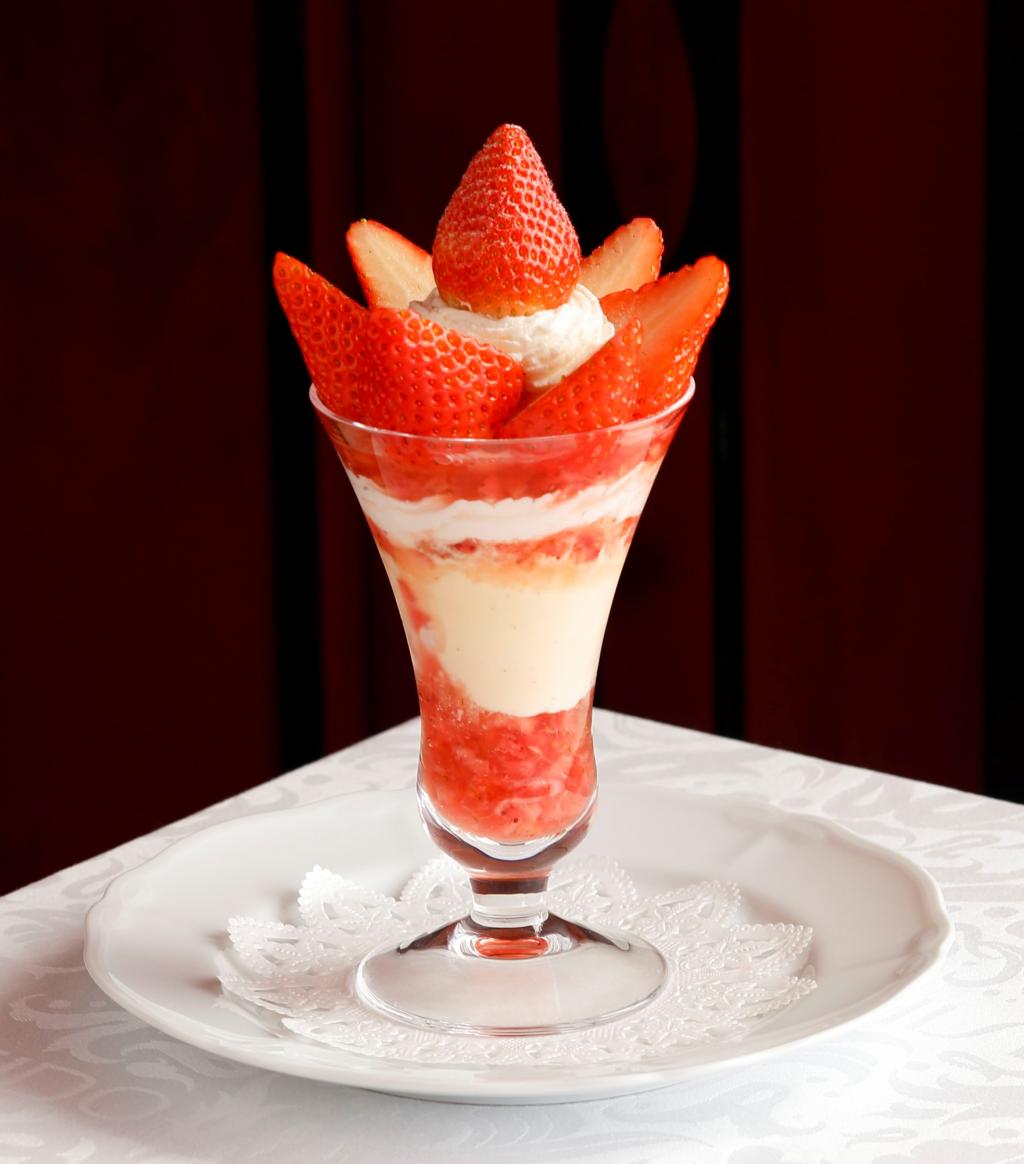 ☆． Strawberry parfait of "Amaotome" from Akamatsu Farm, Kita-Uwa-gun, Ehime Prefecture 1,890 yen (tax included) 2019 Final month of special strawberry fair ~ Shiseido Parlour Ginza Main Store Salon de Cafe ~