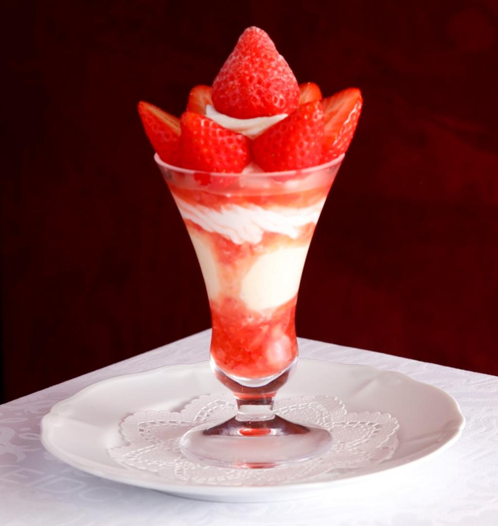 ☆． Strawberry parfait of "Koi Minori" from Hanada Farm in Munakata City, Fukuoka Prefecture 1,890 yen (tax included) 2019 Final month of special strawberry fair ~ Shiseido Parlour Ginza Main Store Salon de Cafe ~