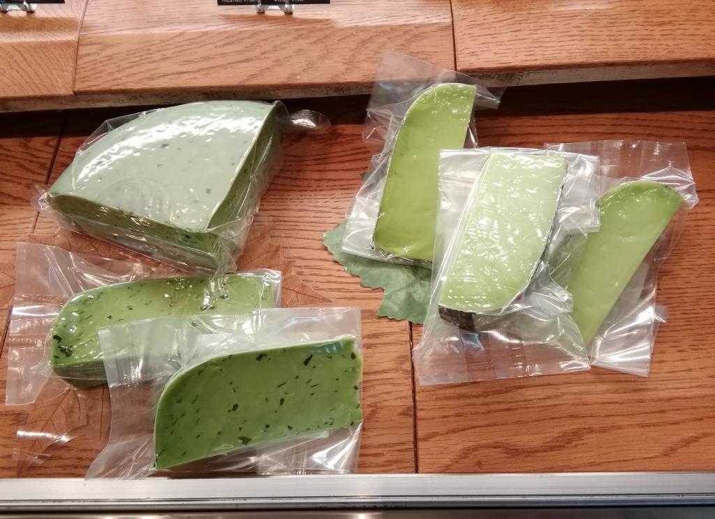 Left:　Gouda Basil (Netherlands semi-hard cheese) Right:　Gouda wasabi (Netherlands semi-hard cheese) How about a variety of cheese imported directly from Western Europe?
　~ Cheese on the table~