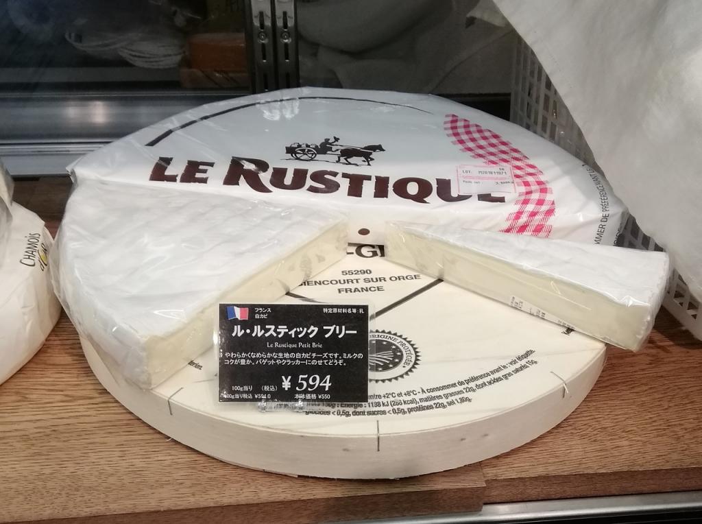 Le Rustic Bree (France white mold cheese) How about a wide variety of cheese imported directly from Western Europe?
　~ Cheese on the table~