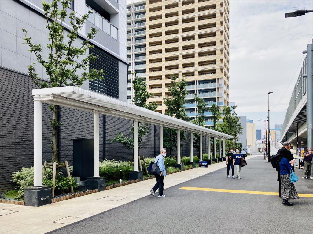 Don't worry on rainy days ♪ The covered BRT stop is surprisingly fast and comfortable! Tokyo BRT~