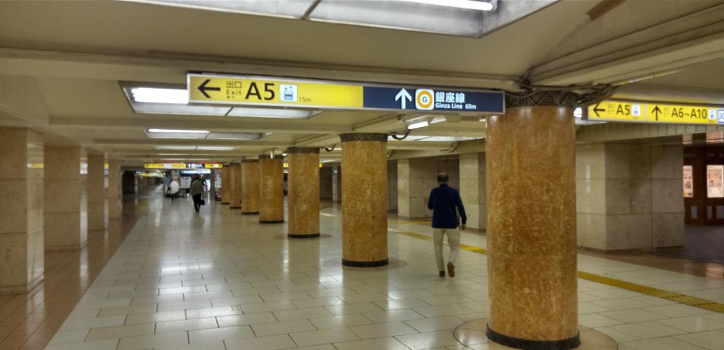 The station name of the subway "Mitsukoshi-mae" and the charm of the underground concourse important cultural property [Nihonbashi Mitsukoshi Main Store] (1) Appearance, Lion Entrance, Underground Concourse