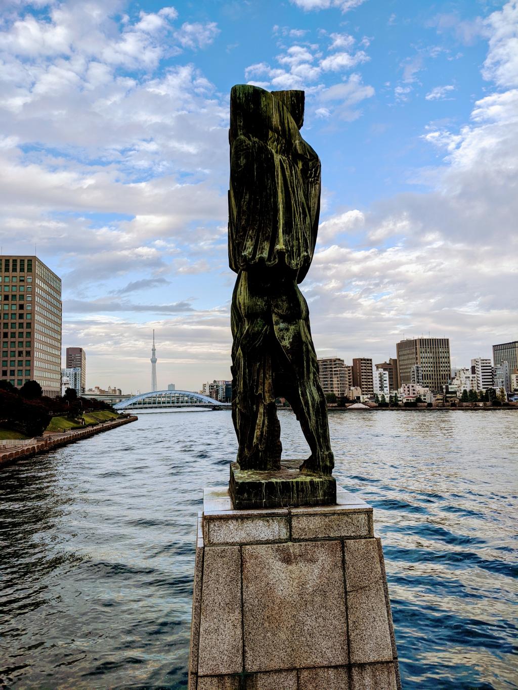 From the bridge, only the back of the Messenger I want to see the face of the Messenger statue at Chuo-ohashi Bridge, I really want to see it!