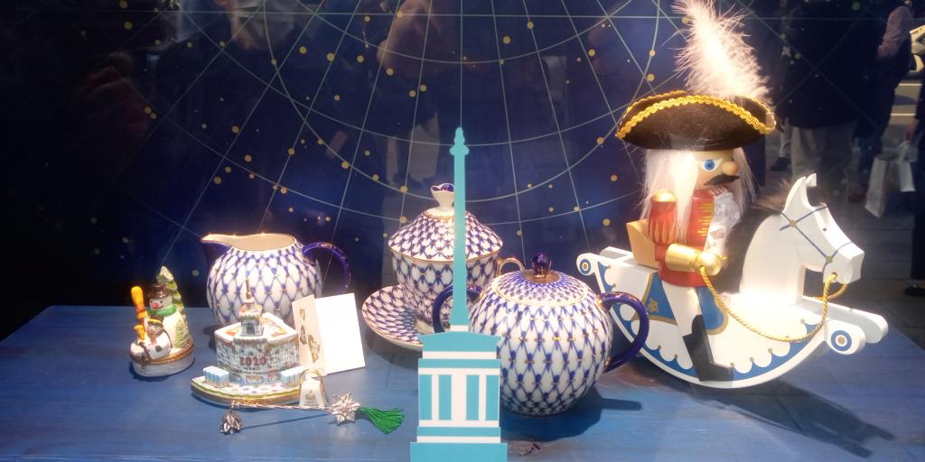 The wonderful pottery is Limoges Ginza Wako 2020 Winter window display "Yu"