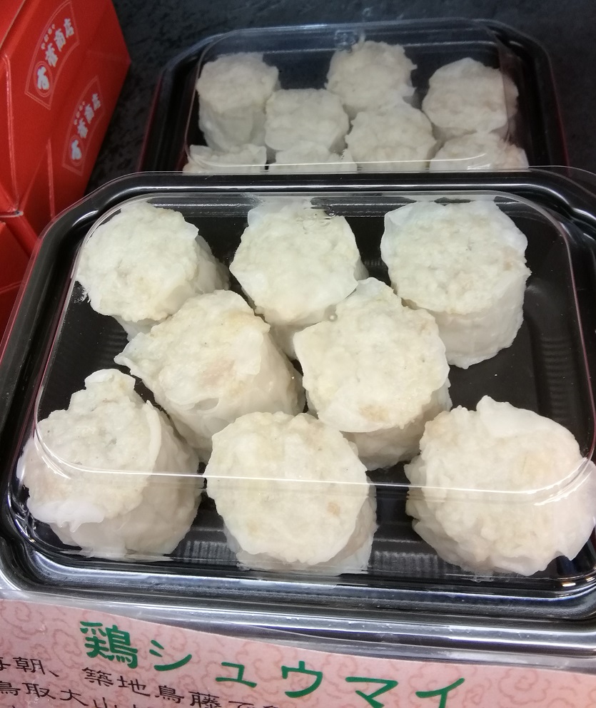 Chicken shoumai
720 yen for 8 pieces, 1,166 yen for 15 pieces, delicious shumai, and "Red Medaka"
　~ Suga Shoten ~