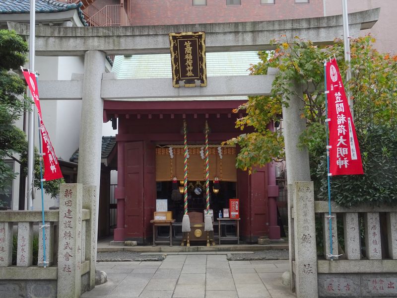 Kasama vermilion is also used in Chuo-ku.…！ Head office and a separate company connected by Kasama vermilion　—　Kasama Inari Shrine Tokyo Betsusha