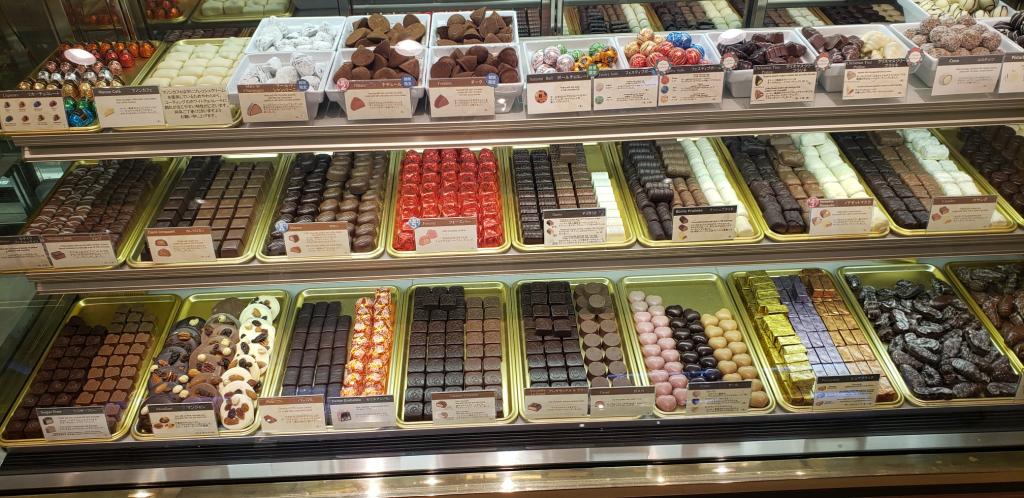 Chocolate items vary slightly depending on the season, but there are about 50 types available. Since it is sold by weight, it can be purchased from one. Popular chocolate shop Leonidas