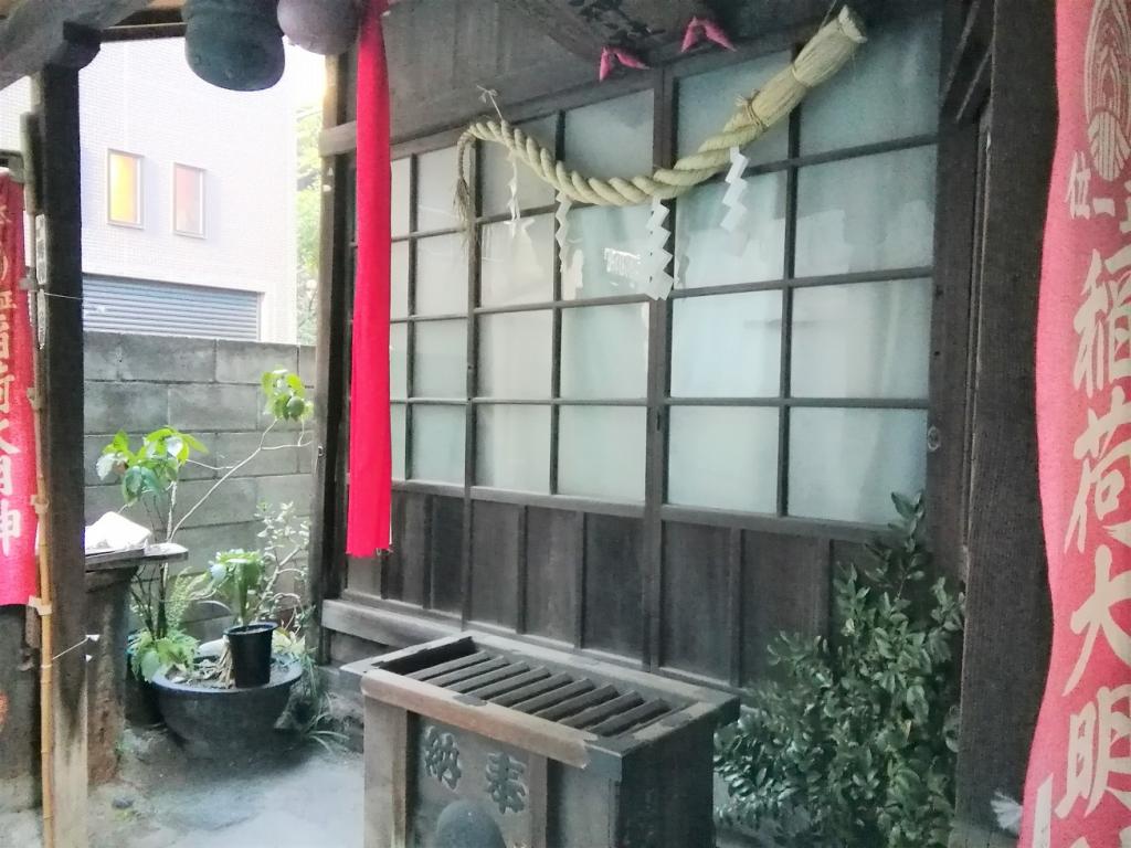 Eternal Inari Shrine No.33, a shrine with a quiet appearance that can be reached from Ningyocho Station.
　~ Eternal Inari Shrine ~