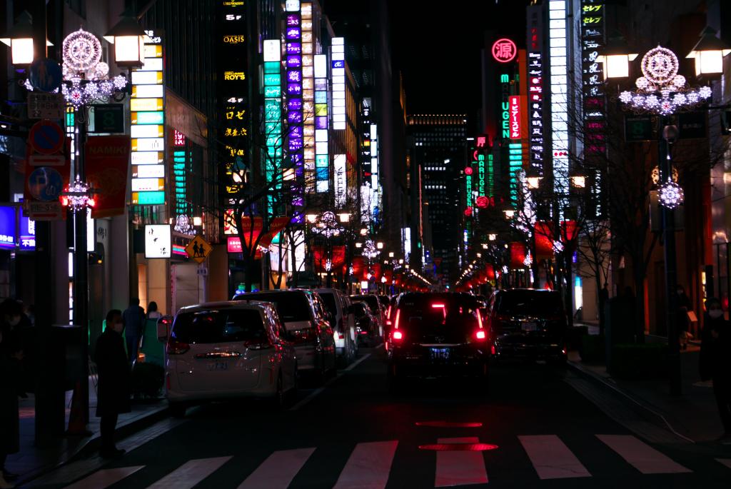 Illumination Pepo of Ginza Nishi Namiki-dori St., a symbol design projected by an object illuminated using LEDs and a projector, also appeared.