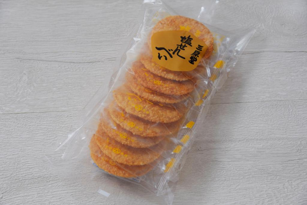  [Ningyocho] Salt rice crackers from the Mihara Domoto store, which is delicious even in summer.