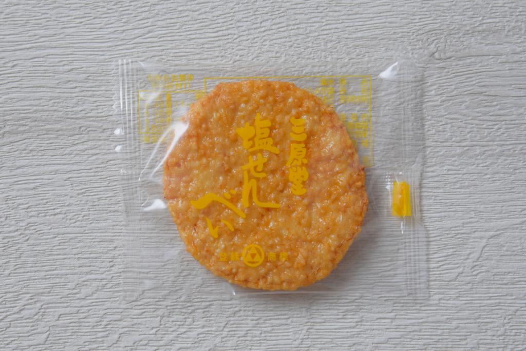  [Ningyocho] Salt rice crackers from the Mihara Domoto store, which is delicious even in summer.