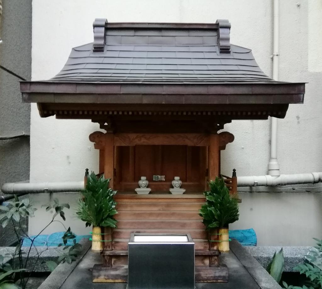  No.34 shrine with a quiet appearance that can be reached from Ningyocho Station.
 　~ Ieuchi Ki Inari Shrine ~ 