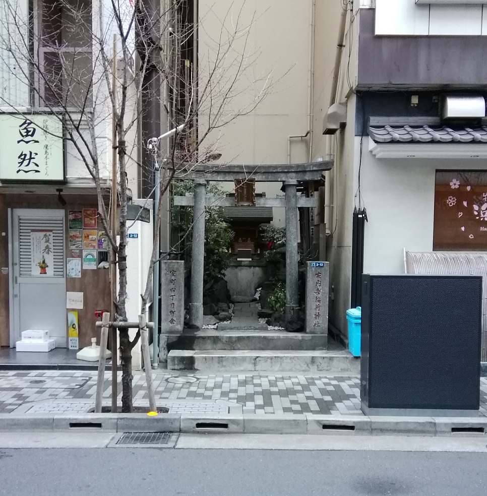 House Ki Inari Shrine No.34 with a quiet appearance, which can be reached from Ningyocho Station.
 　~ Ieuchi Ki Inari Shrine ~ 