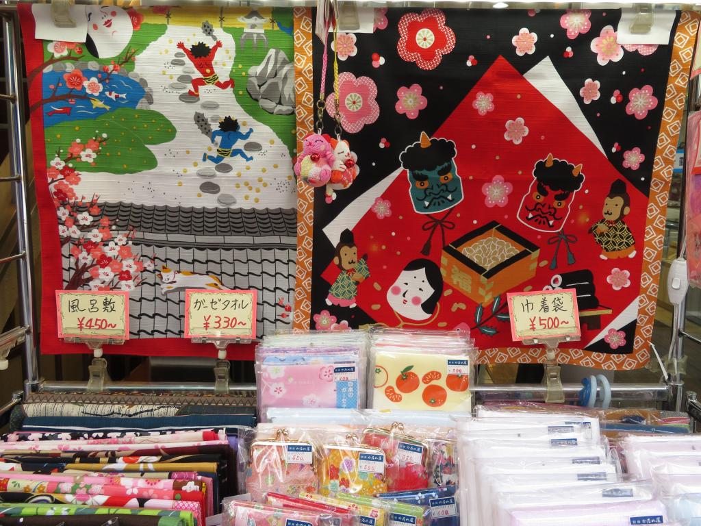 The Furoshiki demon depicting the chronology is outside, Fuku is inside Ginza Kanameya Kanzashi Japanese goods exhibition hall