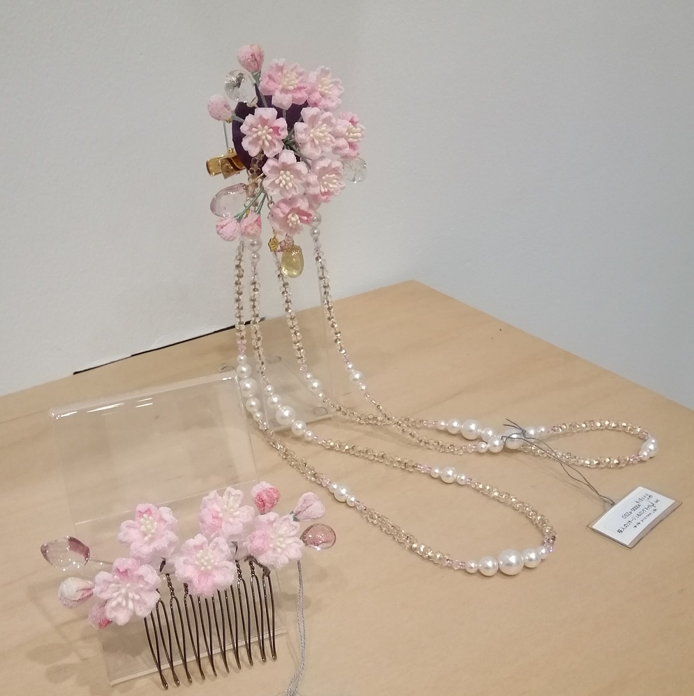 Knob
Foreground:　16,500 yen mini comb for morning cherry blossoms
Back:　Cherry Blossom corsage & long necklace set 19,800 yen FUSION FACTORY Spring Glass Exhibition
　~ Nihonbashi Kiya Main Store izutuki~