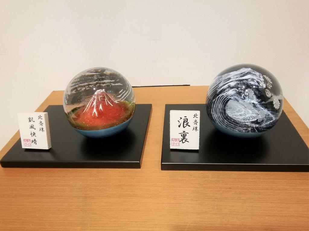 Hokusai bead　
Left:　Triumph
Right:　The back of the sea
38,500 yen each FUSION FACTORY Spring Glass Exhibition
　~ Nihonbashi Kiya Main Store izutuki~