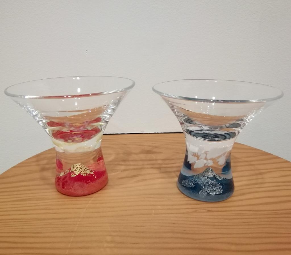 Cold sake glass facing the Sea of Fuji Clouds Red and Blue
13,200 yen each FUSION FACTORY Spring Glass Exhibition
　~ Nihonbashi Kiya Main Store izutuki~