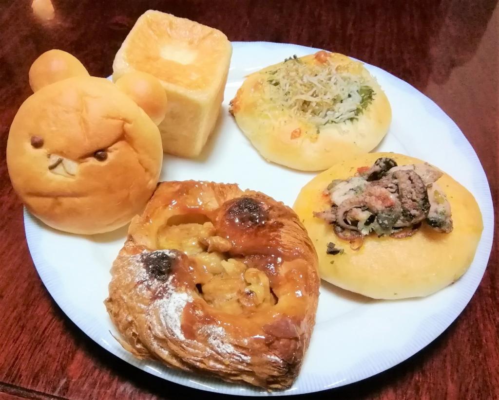 Turn clockwise from the top ...
Focaccia whitebait
308 yen
Focacciaidako
328 yen
Danish caramel banana 270 yen
Bear
140 yen
Cube custard
210 yen A bakery that is kind to the body.
　Opened in Ningyocho
　~ Orimine Baker's Ningyocho Store~