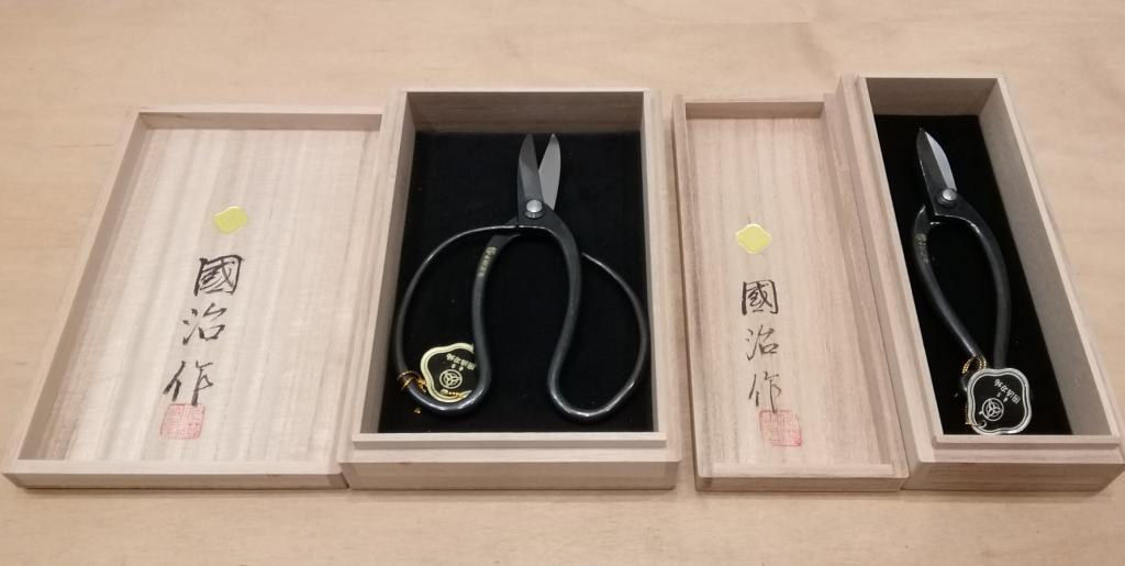 Right:　Ikenobo (paulownia box)
31,460 yen
Left:　Spring-style Okubo (paulownia box) 42,350 yen Meiko Kuniharu Flower Scissors Exhibition-Nihonbashi Kiya Main Store izutuki-