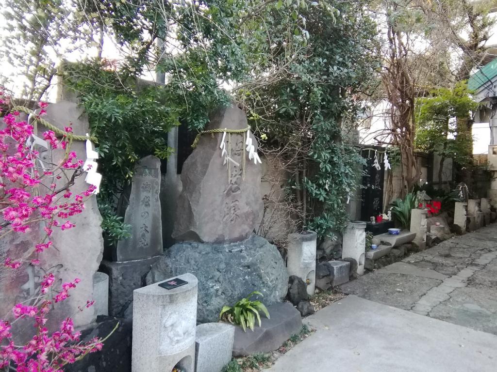 From the back ...
Kombuzuka, Okitsune-sama, clam stone, live fish mound, angler mound, Ebitsuka, Sushizuka Shrine 1 in Chuo-ku that I am a little worried about.
　~ Namishi Shrine ~