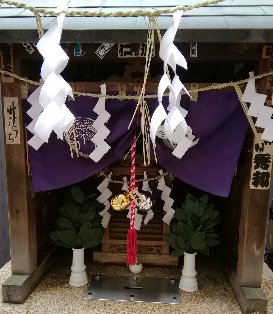  Shrine 6 in Chuo-ku, a little worrisome
　~ Azuma Inari Shrine ~