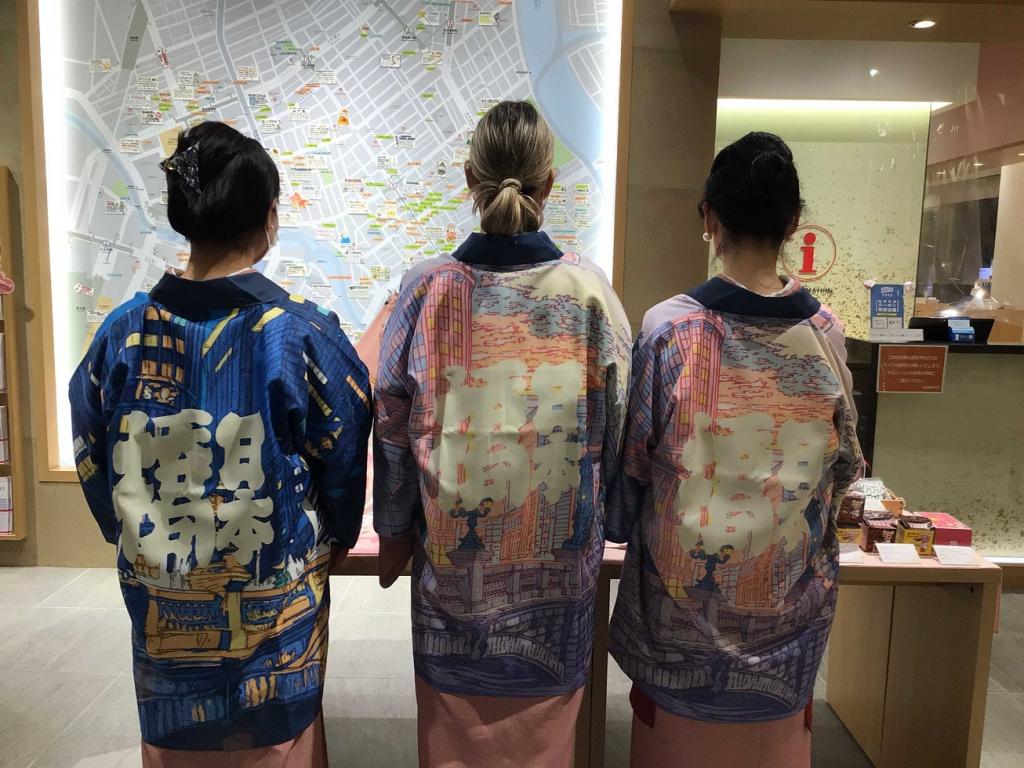  At "Tokyo Creative Salon 2021", the staff of Nihonbashi Information Center is wearing a half coat.
　Nihonbashi Information Center~