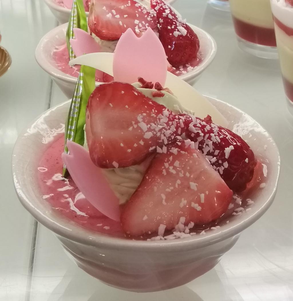 Cherry mousse that blooms cherry blossoms 681 yen Spring-Sakura, strawberry, chocolate ...
　It's gorgeous like a flower garden
　　~ Bour Mish Ginza Main Store~