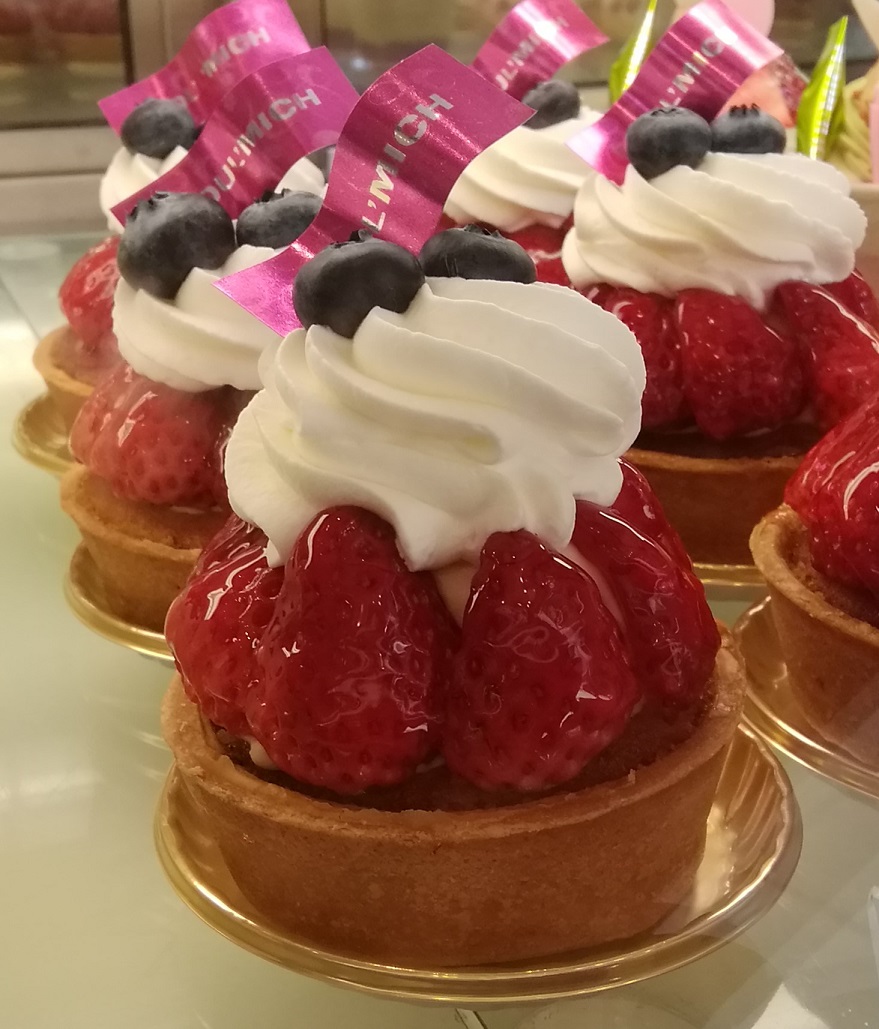 Strawberry tartlet
648 yen Spring-Sakura, Strawberry, and Chocolate ...
　It's gorgeous like a flower garden
　　~ Bour Mish Ginza Main Store~