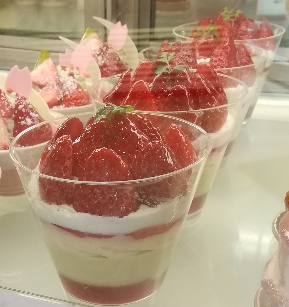 Spring Strawberry Pistachio parfait
735 yen Spring-Sakura, Strawberry, and Chocolate ...
　It's gorgeous like a flower garden
　　~ Bour Mish Ginza Main Store~