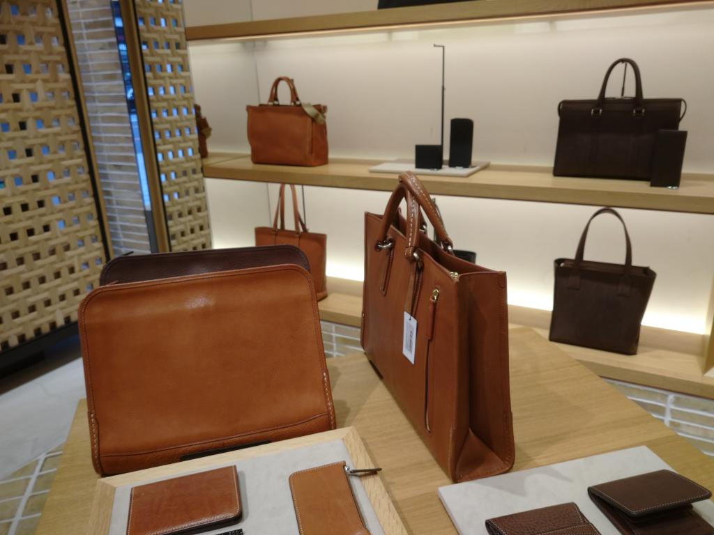 Bags and leather accessories for adults are carefully taken in Nihonbashi. Series: Azuki's "Rankatsu" Diary 3-Adult bags and leather accessories are in Nihonbashi. "Tsuchiya Bag" school bag ~