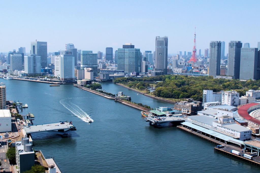  Pass through several bridges on the Sumida River