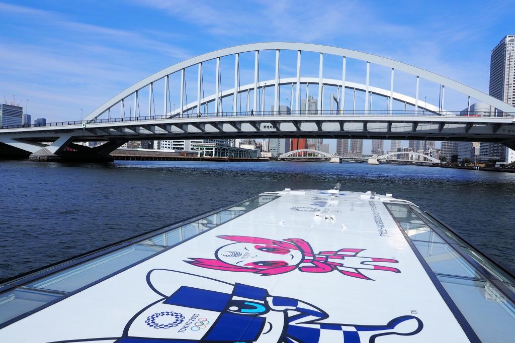  Pass through several bridges on the Sumida River