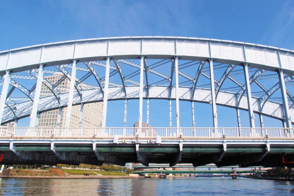  Pass through several bridges on the Sumida River