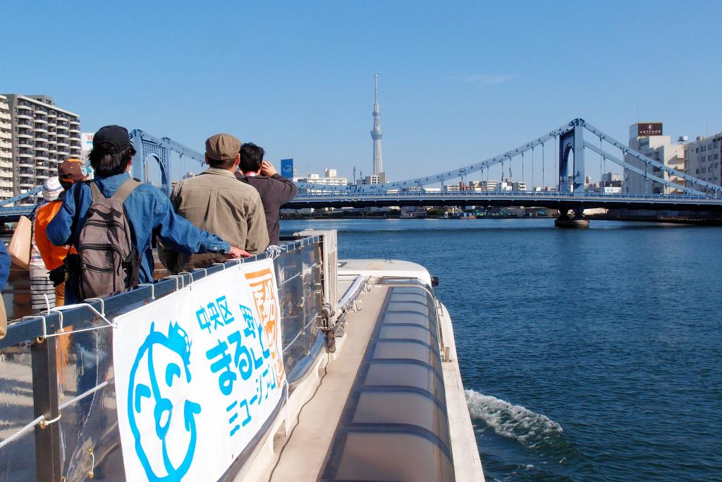  Pass through several bridges on the Sumida River