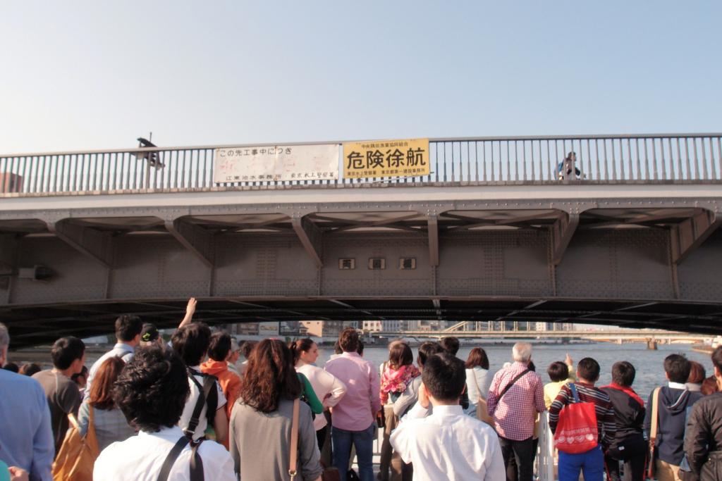  Pass through several bridges on the Sumida River