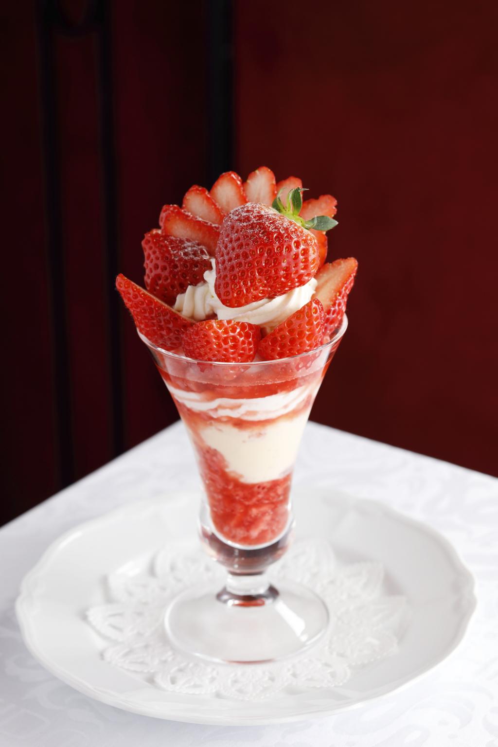 ☆． Special strawberry parfait of "Echigo princess" from Niigata Prefecture 2,380 yen (tax included) Strawberry parfait of "Echigo princess" ~ Shiseido Parlour Ginza Main Store Salon de cafe ~