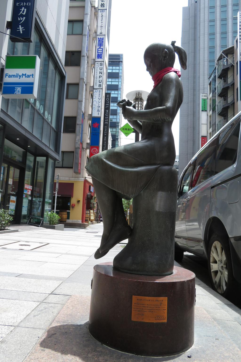 A girl statue with camellia "Hana" Ginza 100-point walkway Yurinoki