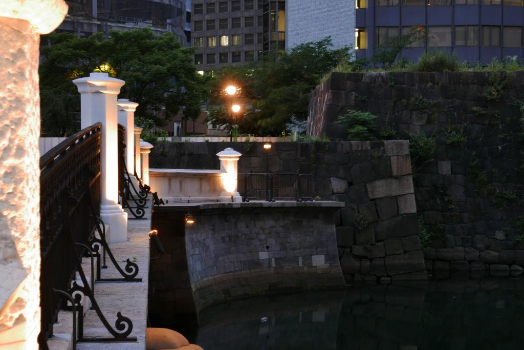 A handrail fence with a restored arabesque design. The ruins of Tokiwa Hashikado in the back. "Jobanbashi" evening view