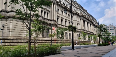  On hot summer days, it is recommended to take a walk on the Bank of Japan Street.