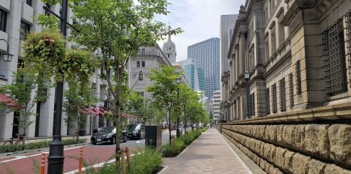  On hot summer days, it is recommended to take a walk on the Bank of Japan Street.