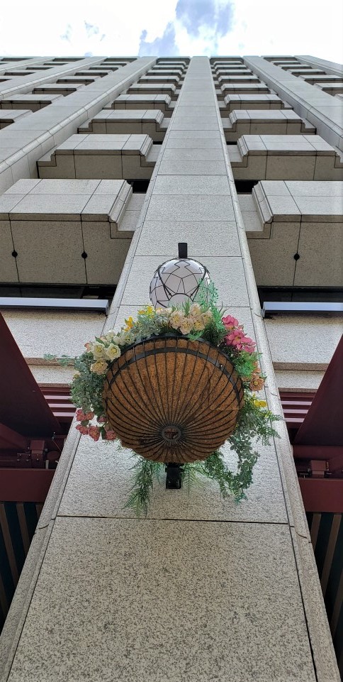  On hot summer days, it is recommended to take a walk on the Bank of Japan Street.