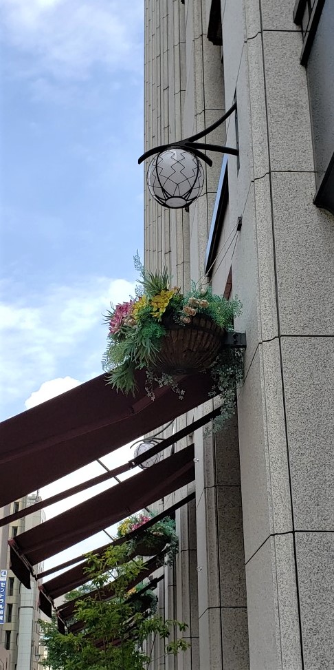  On hot summer days, it is recommended to take a walk on the Bank of Japan Street.