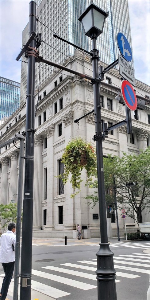  On hot summer days, it is recommended to take a walk on the Bank of Japan Street.