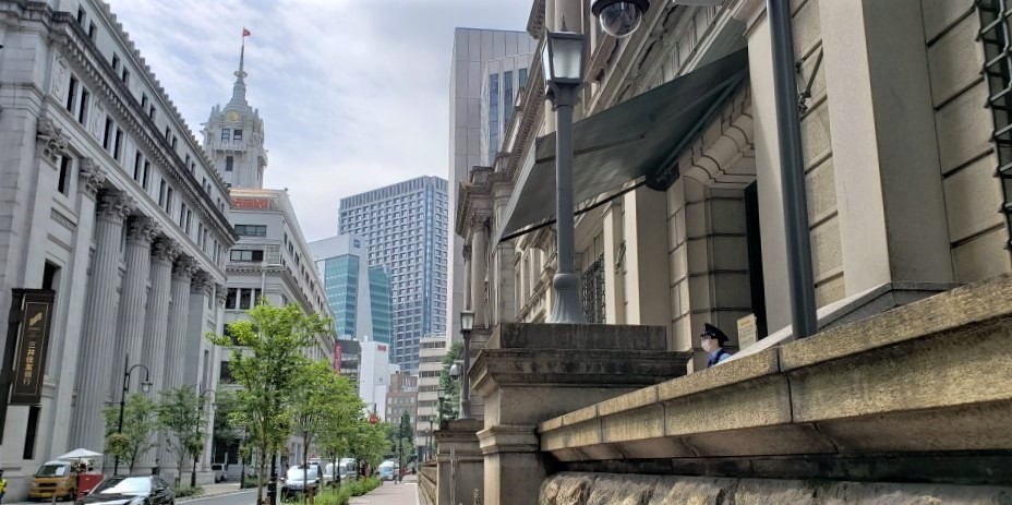  On hot summer days, it is recommended to take a walk on the Bank of Japan Street.