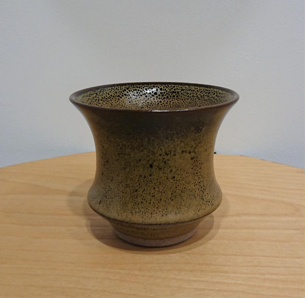 Iron glaze (Tetsuyuuki)
１００×１００×８５ｍｍ
11,000 yen KARIN - Kenta Hanai Ceramics Exhibition-
　　~ Nihonbashi Kiya Main Store izutuki~