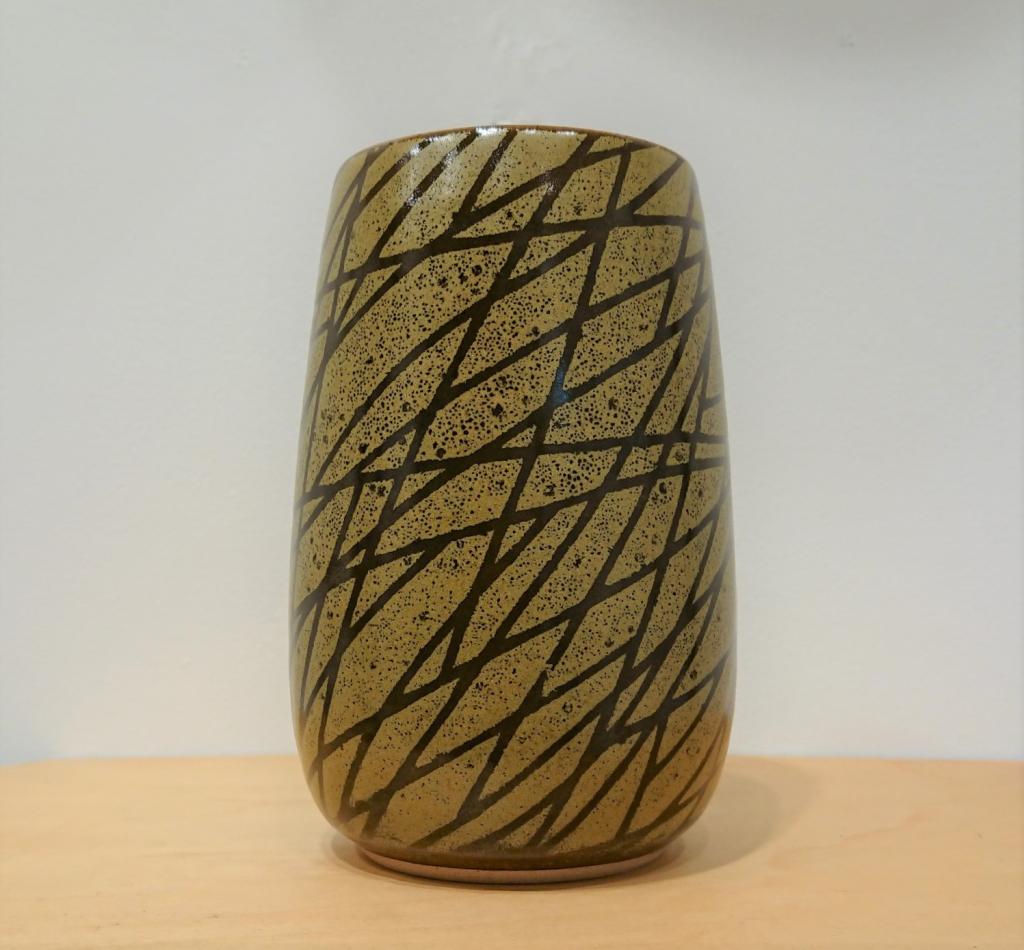 Iron glaze net crest
１０５×１０５×１５２ｍｍ
33,000 yen (including paulownia box) KARIN-Kenta Hanai Ceramics Exhibition-
　　~ Nihonbashi Kiya Main Store izutuki~